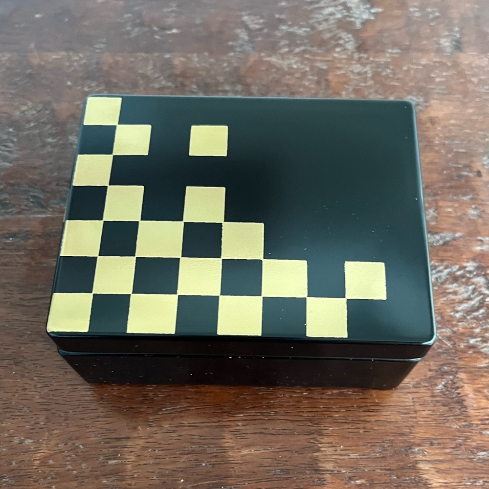 Pretty trinket / jewelry box